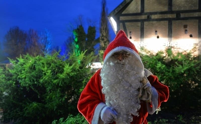 Sorgt für glänzende Kinderaugen: der Weihnachtsmann im Klosterpark. Foto Elsen