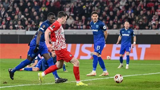 Sorgt hier für das Tor des Tages für den SC Freiburg: Michael Gregoritsch beim Abschluss.