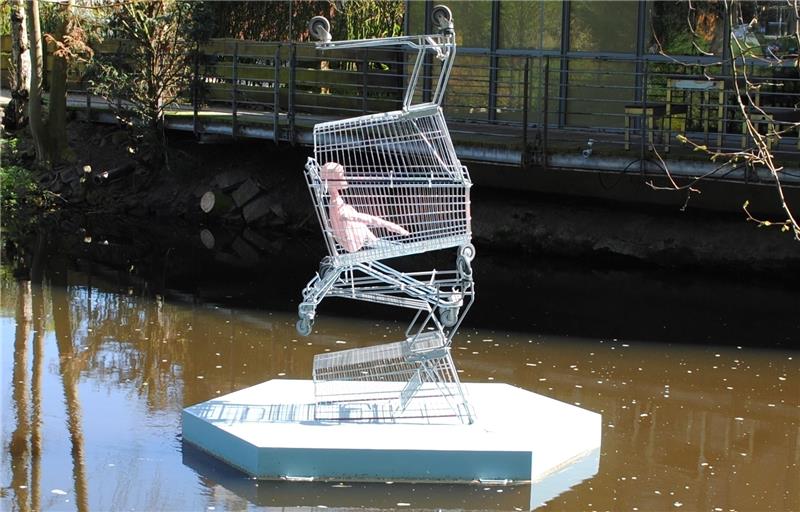 Sorgt mit Sicherheit für Gesprächsstoff: Die Skulptur „Rüdiger (Lost in the supermarket)“ auf der Kunstinsel von Uwe Schloen aus Bremen im Stadtpark Buxtehude. Im Hintergrund ist die „din hau“-Terrasse zu sehen. Fotos Vasel