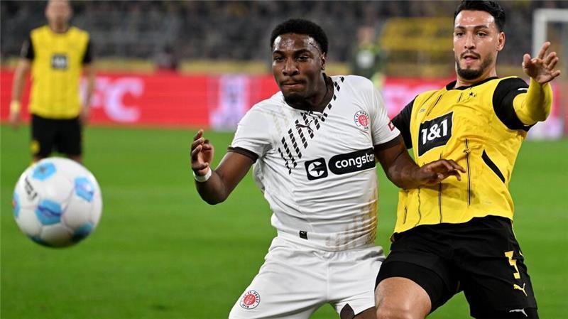 Sorgte für die 1:0-Führung des BVB: Rami Bensebaini (r.).
