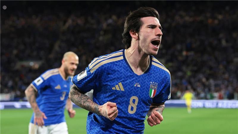 Sorgte für die Befreiung: Italiens 1:0-Torschütze Sandro Tonali (r)  