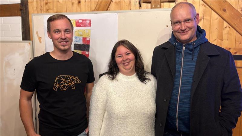 Ein Glückslos für den Bauplatz: Beckdorf lässt den Zufall entscheiden Sorgten für einen reibungslosen Los-Abend (von links): Beckdorfs Bürgermeister Hendrik Klindworth, Daphne Krempien aus der Bauverwaltung und der stellvertretende Bürgermeister Christian Bendrig.