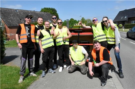 Sorgten mit ihrem Taxi-Mobil für Musik in Bassenfleth: Der Freundeskreis um Shiggy (dritter von links) aus Hollern-Twielenfleth.