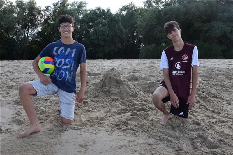 Souhail Couzim (links) und Arjin Aktanus aus Bayern machen Urlaub in Hollern-Twielenfleth.