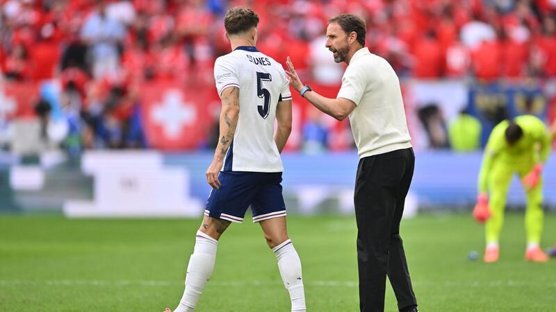 Abenteurer auf der Achterbahn: Southgate vor Happy End Southgate mit seinem Vertrauten, Verteidiger John Stones.