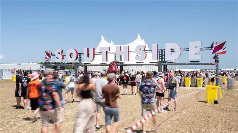 Southside-Festival – Besucher passieren den Einlass des Open-Air-Geländ