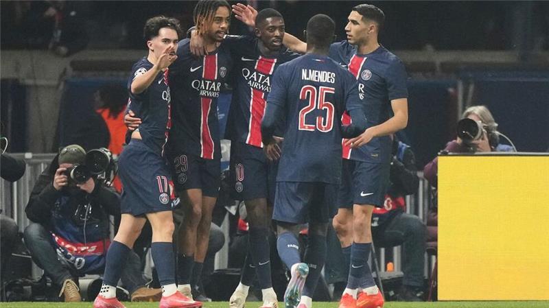 Souverän ins Achtelfinale: Die Profis von Paris Saint-Germain jubeln.
