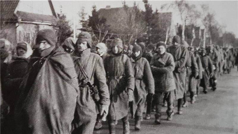 80 Jahre nach dem Todesmarsch: Bewegende Reise in die Vergangenheit Sowjetische Kriegsgefangene auf dem Fußmarsch zum Lager Sandbostel.