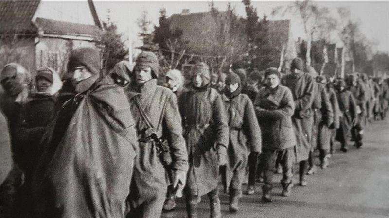 Sowjetische Kriegsgefangene auf dem Fußmarsch zum Lager Sandbostel.