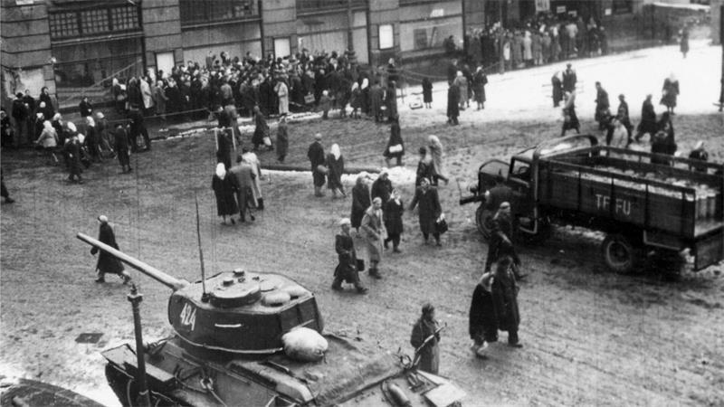 70 Jahre Ungarn-Aufstand: Der lange Kampf um die Freiheit Sowjetische Panzer in den Straßen von Budapest. (Archivbild)