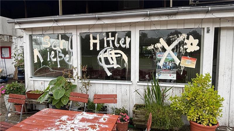 Sowohl Fenster und Tische als auch der Boden vor dem Casino wurden beschmiert. Sogar auf dem Dach entdeckte Norbert Meusel Schmierereien.