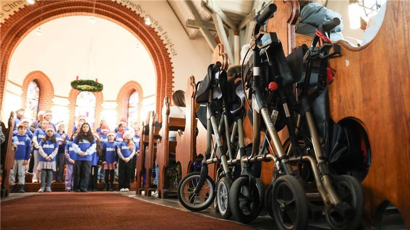 Sowohl ältere als auch jüngere Menschen müssen bei Dunkelheit auf den Straßen besonders aufpassen. 