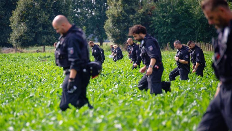 Nach Angriffen auf Stromnetz – Suche nach Tätern und Motiv Sowohl in Brandenburg als auch in NRW wurden nach Angaben der Behörden Abschussvorrichtungen und Pyrotechnik gefunden.
