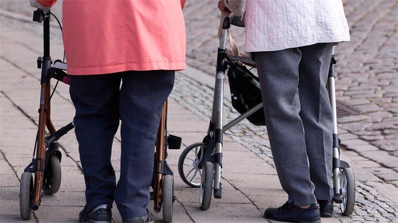 Soziale Aktivitäten sind auch in hohem Alter sehr wichtig. (Symbolbild)