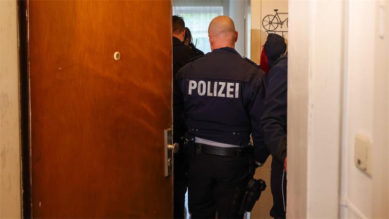 Regierung will Sozialbetrug eindämmen - KI gegen Kriminelle Sozialleistungsmissbrauch findet immer wieder in sogenannten Schrottimmobilien statt - hier eine Razzia in Hagen im September 2025. (Archivfoto)