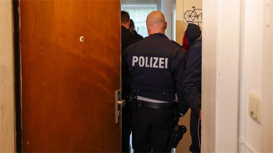 Sozialleistungsmissbrauch findet immer wieder in sogenannten Schrottimmobilien statt - hier eine Razzia in Hagen im September 2025. (Archivfoto)