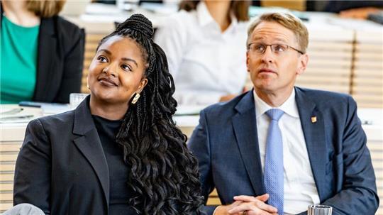 Sozialministerin Aminata Touré (Grüne) und Ministerpräsident Daniel Günther (CDU) wollen die Finanzierungslücke im Kita-System schließen. (Archivbild)