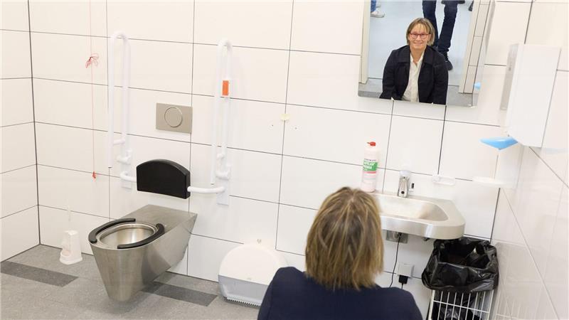 Neue Tagesstätte für 100 Obdachlose an der Stresemannstraße Sozialsenatorin Melanie Schlotzhauer (SPD) besichtigt eine Toilette in der neuen Tagesaufenthaltsstätte für Obdachlose in Altona.