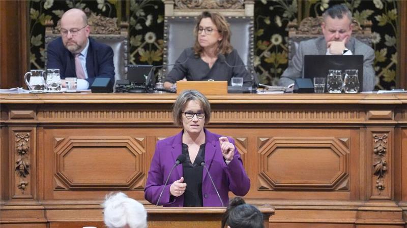 Bürgerschaft nutzt letzte Sitzung zu Generalabrechnung Sozialsenatorin Melanie Schlotzhauer (SPD) wies den Vorwurf fehlender sozialpolitischer Verantwortung zurück.