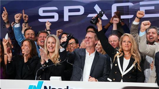 SpaceX-Chefin Gwynne Shotwell (r) feiert gemeinsam mit Mitarbeitern beim Börsengang von SpaceX an der Nasdaq in New York.