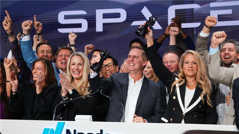 SpaceX-Chefin Gwynne Shotwell (r) feiert gemeinsam mit Mitarbeitern beim Börsengang von SpaceX an der Nasdaq in New York.