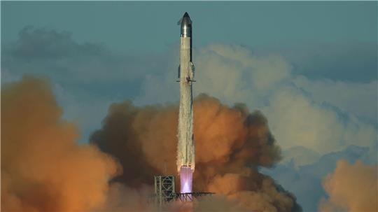 SpaceX strebt dem Bericht zufolge eine Bewertung von 1,5 Billionen Dollar an. (Archivbild)