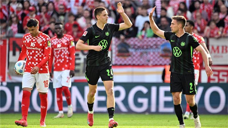 Später Ausgleich für Wolfsburg: Bence Dardai (li.) und Kilian Fischer (r.) jubeln