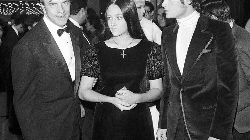 Bekannt als „Julia“ – Schauspielerin Olivia Hussey ist tot Später verklagten die beiden Schauspieler erfolglos die Produktionsfirma, weil Regisseur Franco Zeffirelli (links) eine Nacktszene von ihnen verlangte, aber sie während der Dreharbeiten noch minderjährig waren.