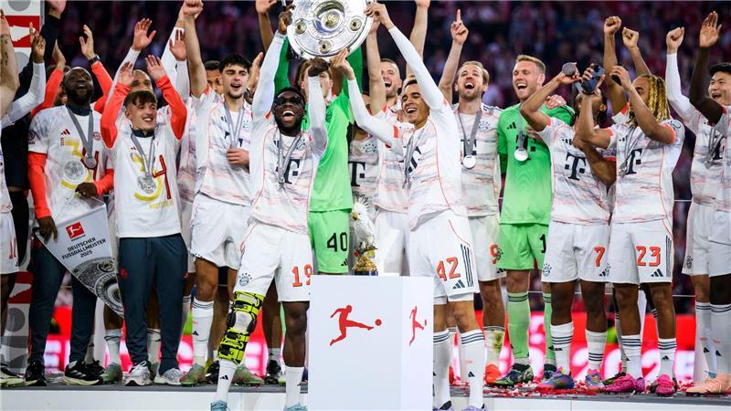 Spätestens nach 34 Spieltagen ist klar, wer die Meisterschale in die Höhe recken darf.