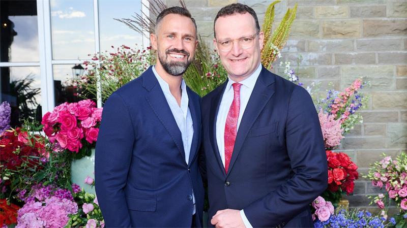 Kritik an Spahn wegen Leihmutterschaft im Ausland Spahn und sein Mann Daniel Funke hatten sich überglücklich gezeigt, dass sie nun Eltern sind. (Archivbild)