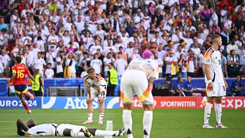 Endstation Viertelfinale: Spanien-Schock stoppt die EM-Party Spanien - Deutschland, Finalrunde, Viertelfinale: Deutsche Spieler reagieren nach dem Tor zum 2:1.