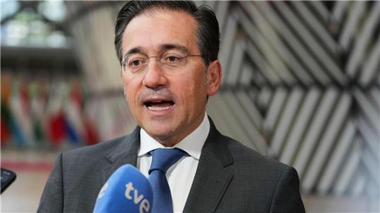 Spaniens Außenminister José Manuel Albares hat sich „überrascht“ über das Schweigen von Bundeskanzler Friedrich Merz angesichts scharfer Angriffe von US-Präsident Donald Trump auf Spanien geäußert. 