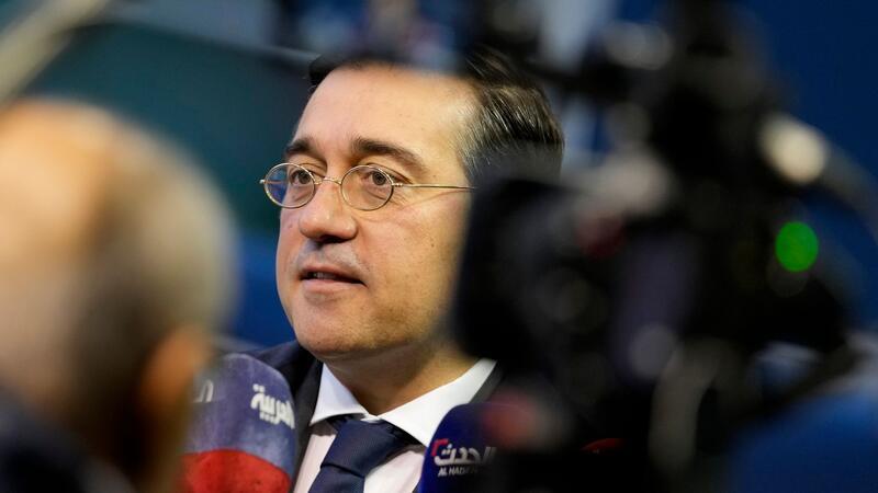 Spanien unterstützt UNRWA mit Sonderzahlung Spaniens Außenminister José Manuel Albares unterstützt das UN-Palästinenser-Hilfswerk mit 3,5 Millionen Euro.