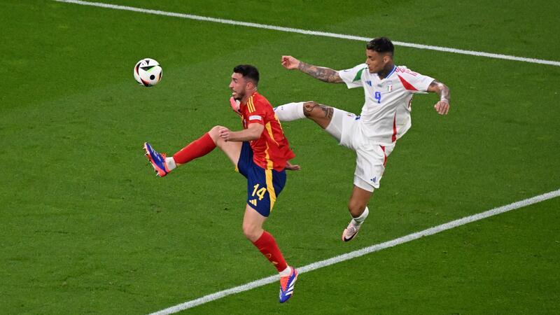 Spanien nach Gala im Achtelfinale – Italien enttäuscht Spaniens Aymeric Laporte (l) und Italiens Gianluca Scamacca gehen zum Ball.