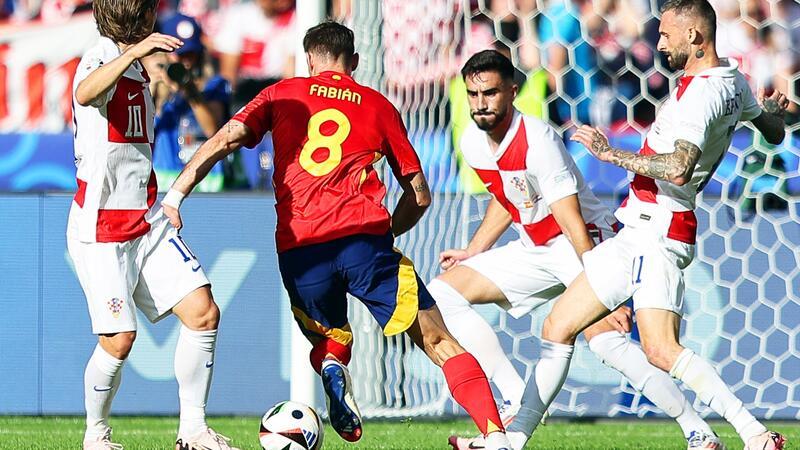 Mit „großer Lust“: Spanien feiert Traumstart gegen Kroatien Spaniens Fabian Ruiz (2.v.l) setzt sich zunächst gegen Kroatiens Luka Modric (l-r), Josip Sutalo und Marcelo Brozovic durch und sorgt dann für das zwischenzeitliche 2:0.
