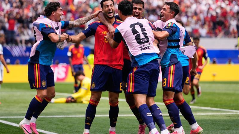 Spaniens Held des Abends: Mikel Merino (2. v. l.) 
