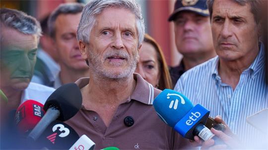 Spaniens Innenminister Fernando Grande-Marlaska (Mitte) hat Frontex um Hilfe bei der Registrierung Tausender Migranten in Spaniens Nordafrika-Exklave Ceuta gebeten. (Archivbild)
