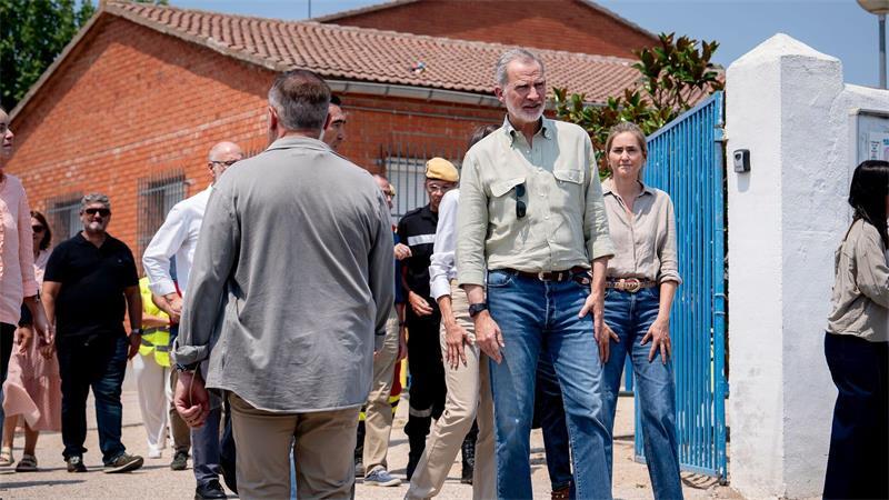Spaniens König Felipe VI. besuchte eine Notunterkunft.