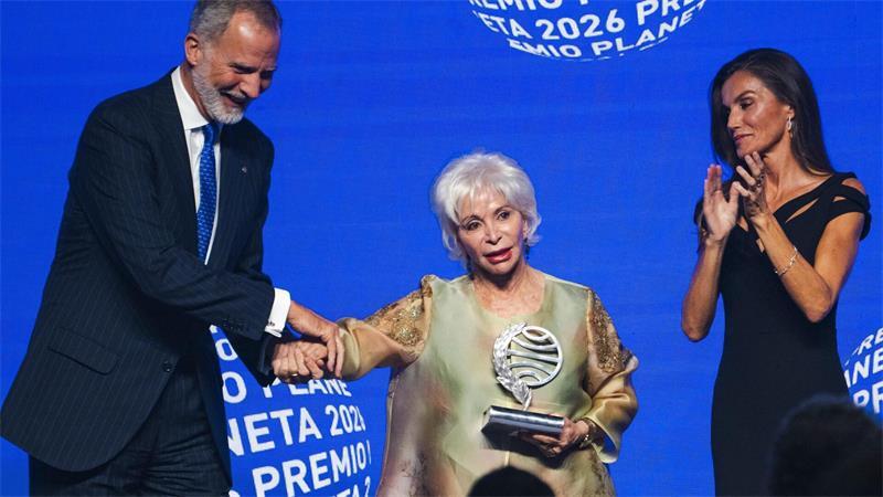 Spaniens König Felipe VI. und Königin Letizia gratulieren Allende in Barcelona.