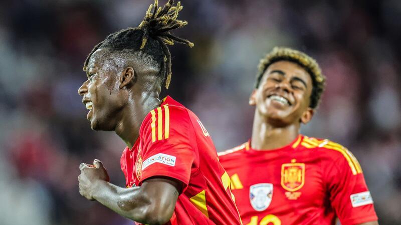 Spaniens Spaß-Fußballer bereit für Deutschland-Duell Spaniens Nico Williams (l) jubelt nach seinem Tor zum 3:1 mit Lamine Yamal.