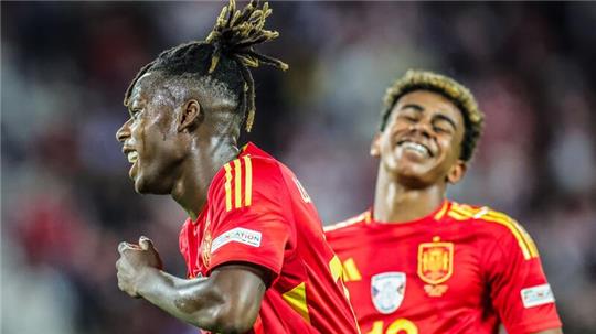 Spaniens Nico Williams (l) jubelt nach seinem Tor zum 3:1 mit Lamine Yamal.