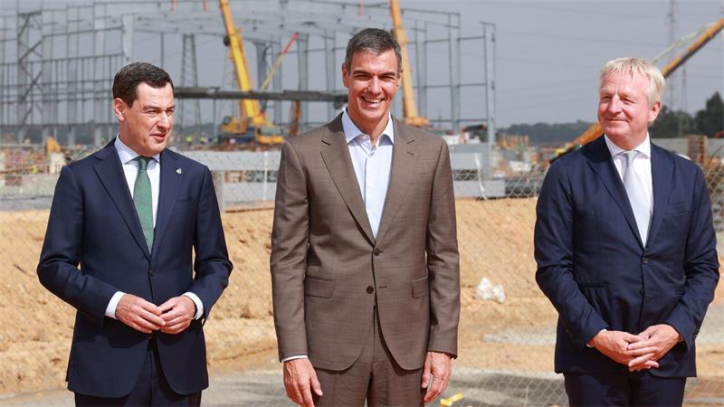 Spaniens Regierungschef Pedro Sánchez (M), Andalusiens Regionalregierungschef Juanma Moreno (l) und der Chef des Energieunternehmens Moeve, der Niederländer Maarten Wetselaar, haben symbolisch den Grundstein für die derzeit größte Anlage Südeuropas zur Produktion grünen Wasserstoffs aus erneuerbaren Energiequellen in der Region Huelva gelegt.