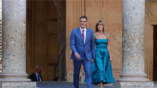 Spaniens Regierungschef Pedro Sanchez zusammen mit seiner Ehefrau Begona Gomez beim Gipfeltreffen der Europäischen Politischen Gemeinschaft in der Alhambra in Granada.