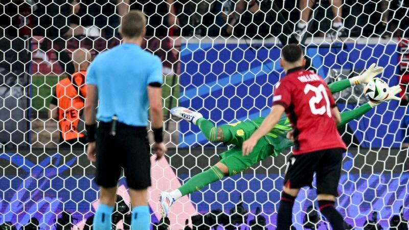 Spaniens Torhüter David Raya pariert den Ball und verhindert den Ausgleich.