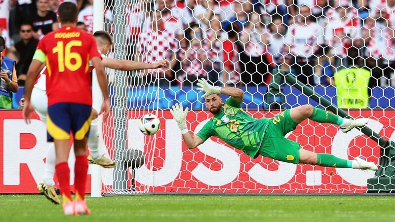 Mit „großer Lust“: Spanien feiert Traumstart gegen Kroatien Spaniens Torhüter Unai Simon (r) hält einen Elfmeter von Kroatiens Bruno Petkovic (hinten l).