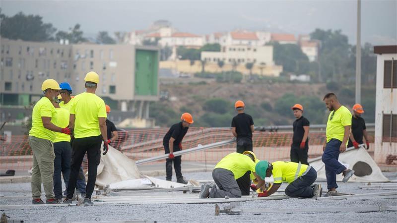 Spaniens Zentralregierung setzt sich über den Widerstand Ceutas gegen ein provisorisches Migrantenlager im Hafenbereich der Nordafrika-Exklave hinweg. 