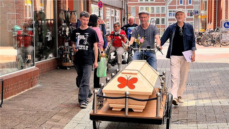 Spannender Moment: Axel Zietz startet in der Goos seine Radtour mit dem Sarg durch die Stader Innenstadt.