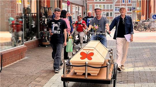 Spannender Moment: Axel Zietz startet in der Goos seine Radtour mit dem Sarg durch die Stader Innenstadt.