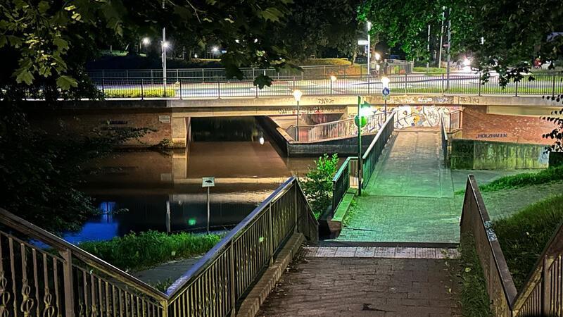 Spannendes Lichtspiel unterhalb des Schiffertorskreisels. Das ist kein Ort, um Angst zu bekommen. Trotzdem verursacht er ein mulmiges Gefühl.