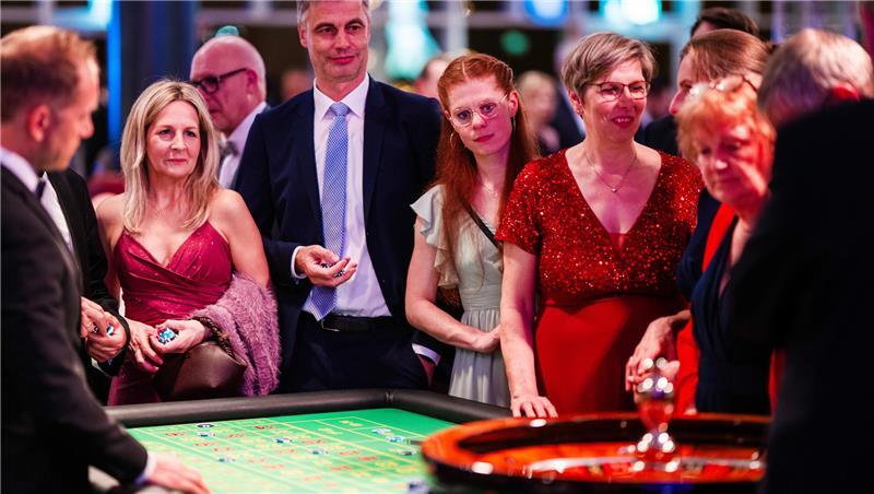Spannung beim Roulette. Das Stadeum hatte eine große Fläche fürs Glücksspiel aufgebaut.